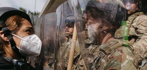 Photo de soldats casqués avec bouclier
