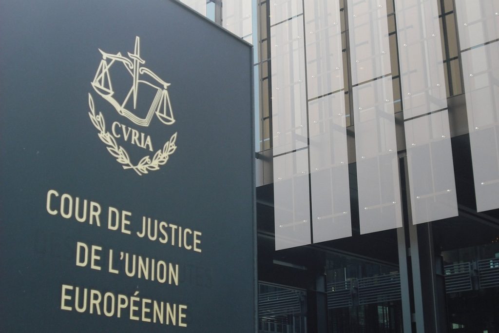 Panneau annonçant la Cour de justice de l'UE