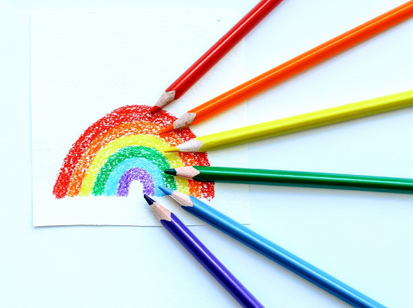 Crayons dessinant un arc-en-ciel