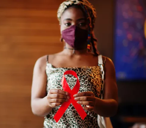 Femme avec ruban rouge